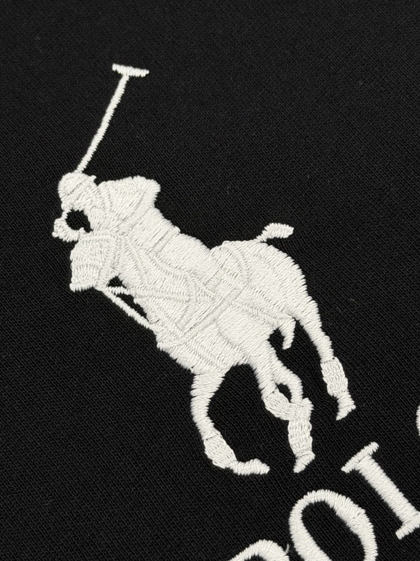 P160 [High Quality]Ralph Lauren*Ralph Lauren embroidery micro-label simple‼ ️Short-sleeved T-shirt 💗Ralph Lauren classic short-sleeved T-shirt, custom-made 280g pure cotton fabric, soft and breathable, classic horseback golf🏌️ embroidery on the chest, logo + logo embroidery on the back, simple and recognizable. Round neck design, neat tailoring, customized 280g pure cotton fabric, soft and smooth to the touch, great breathability, super comfortable to wear in summer! The same loose version for men and women, OK to wear alone or layered, versatile ~ 𝐂𝐎𝐋𝐎𝐔𝐑: black white 𝐒𝐈𝐙𝐄: S-xL Size chart: S: Shoulder width 51 - Bust 55 - Clothing length 70 M: Shoulder width 53 - Bust 57 - Clothing length 72 L: Shoulder width 55 - Bust 59 - Clothing length 74 XL: Shoulder width 57 - Bust 61 - Clothing length 76